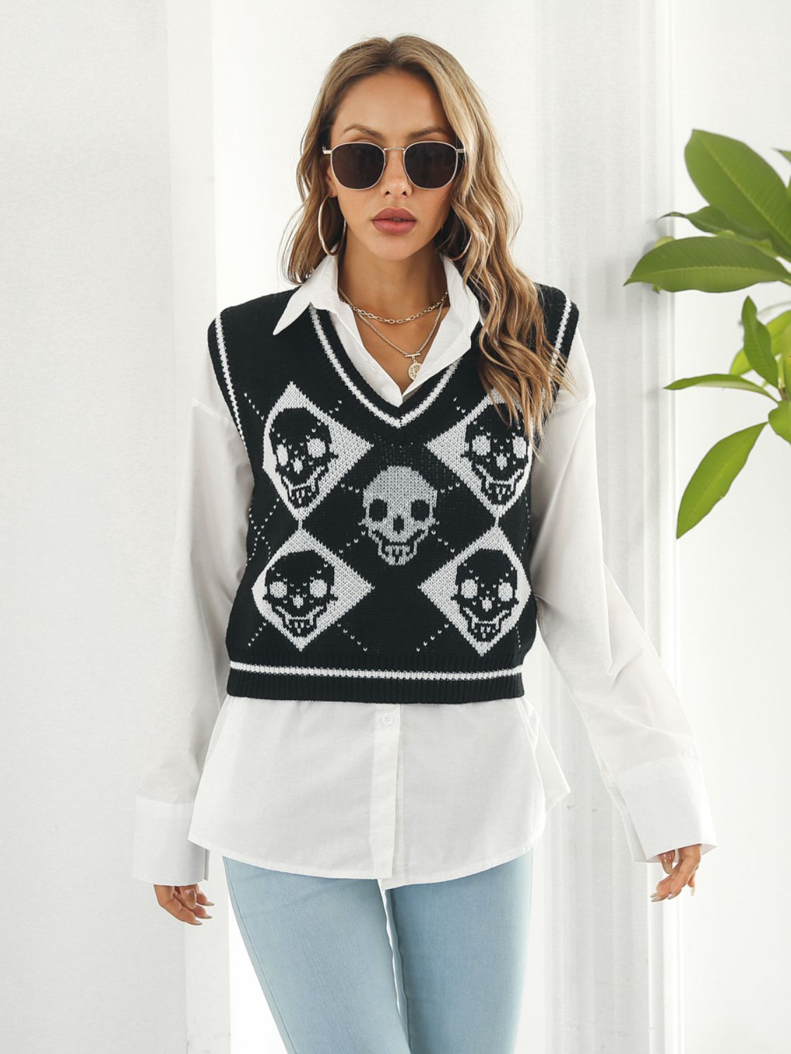 Skull Contrast V-Neck Sweater Vest Black